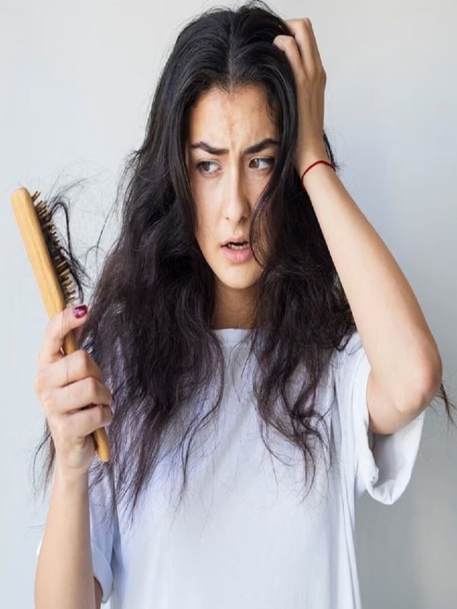 এই বর্ষায় আর উঠবে  না গাদাগাদা চুল, মেনে চললে এই রুটিন
