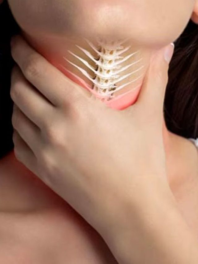 গলায় মাছের কাঁটা আটকালে বের করবেন কীভাবে? রইল উপায়