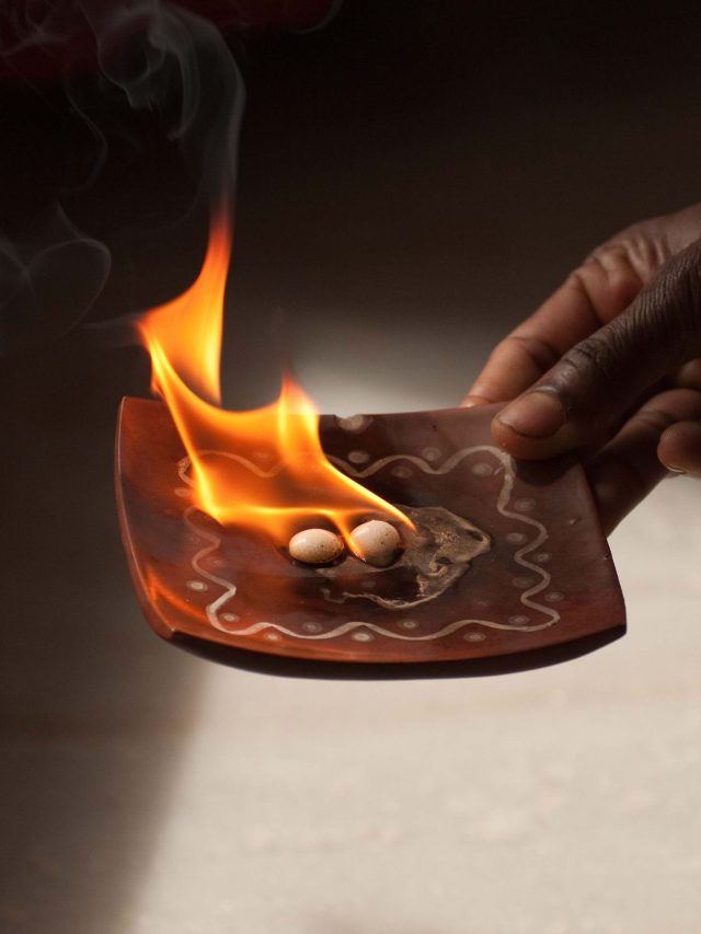 এত টাকা সামলাতে পারবেন না, শুধু এভাবে পোড়ান কর্পূর-লবঙ্গ