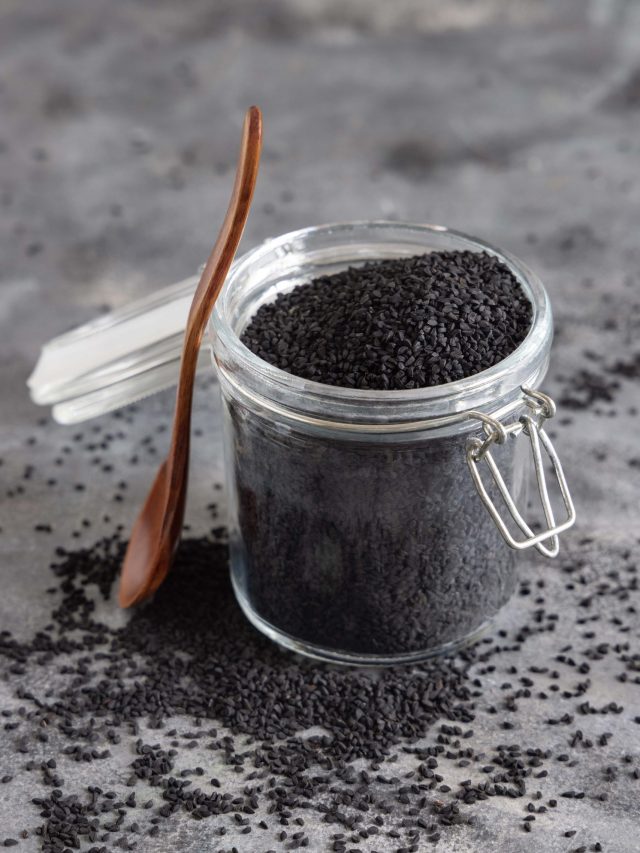 यूरिक एसिड हफ्ते भर में हो सकता है कम! खाना शुरू करें ये काले बीज