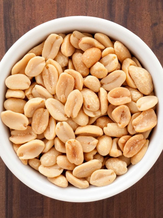 বাদাম ভেজে এভাবে নাড়া দিলেই সেকেন্ডে খোসা ছাড়বে, রইল ট্রিকস