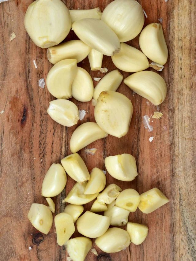 রাতে শোয়ার আগে শুধু বালিশের নীচে রাখুন ১ কোয়া রসুন, তাতেই খেলা হবে