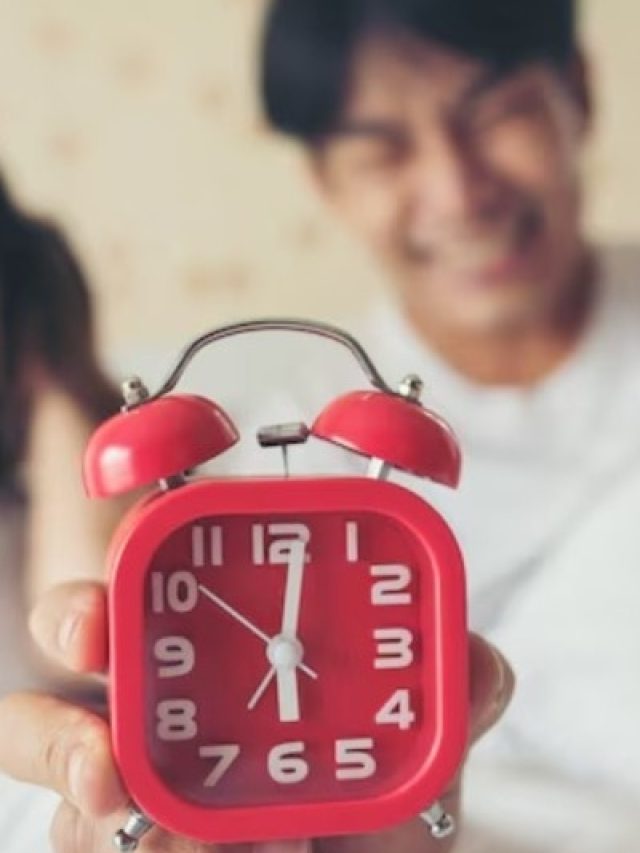 बार-बार अलार्म करते हैं बंद? पहली घंटी में उठने के लिए अपनाएं ये जबरदस्त आदतें!