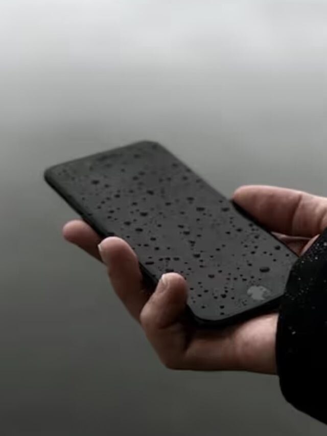 বৃষ্টিতে ফোন ভিজে গেলে কীভাবে ভাল রাখবেন?