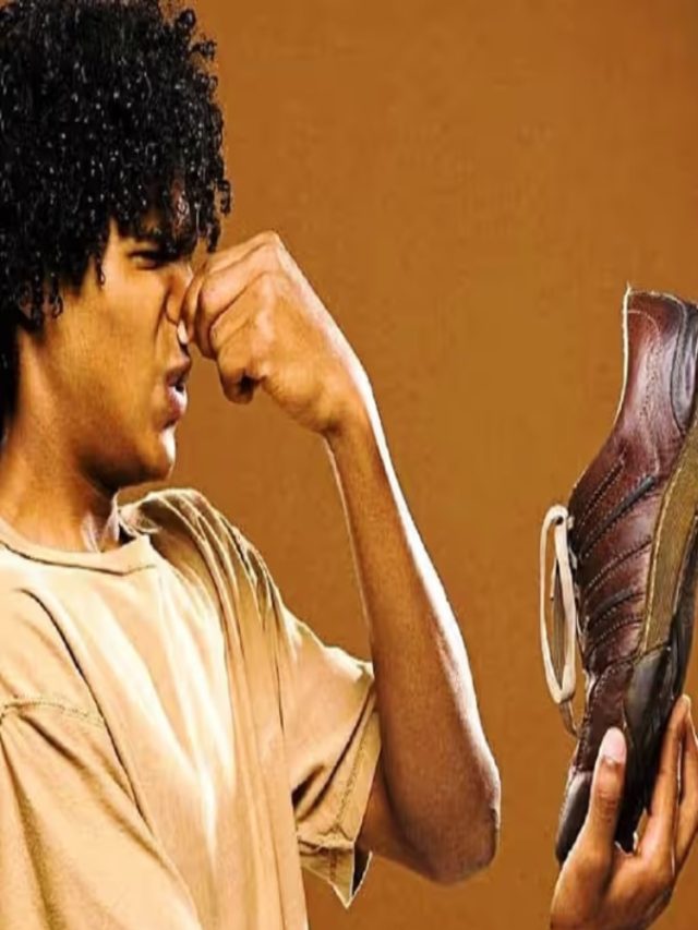 বর্ষায় ভিজে জুতোতে দুর্গন্ধ? এই টিপসেই হবে কাজ