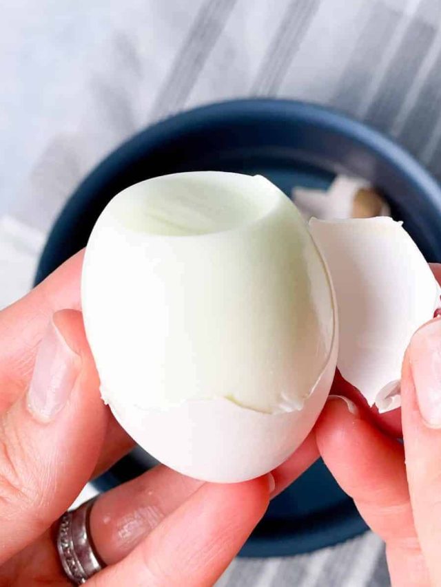 একটুও ভাঙবে না, এভাবে ফটাফট সেদ্ধ ডিমের খোসা ছাড়ান