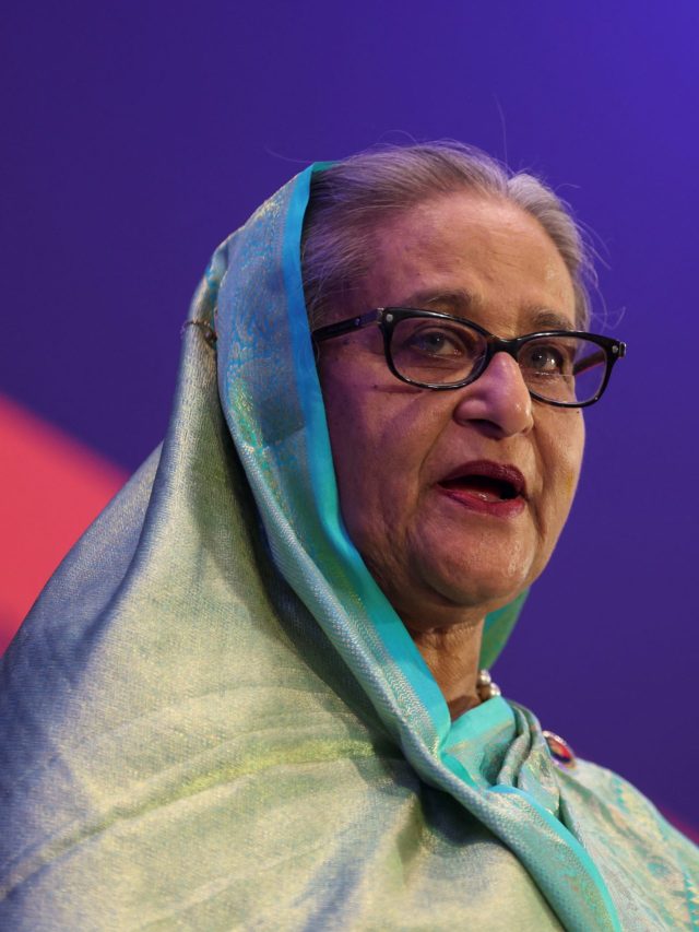 তুলো ও সোনা দিয়ে বানানো শাড়ি পরেন শেখ হাসিনা, দাম কত জানেন?