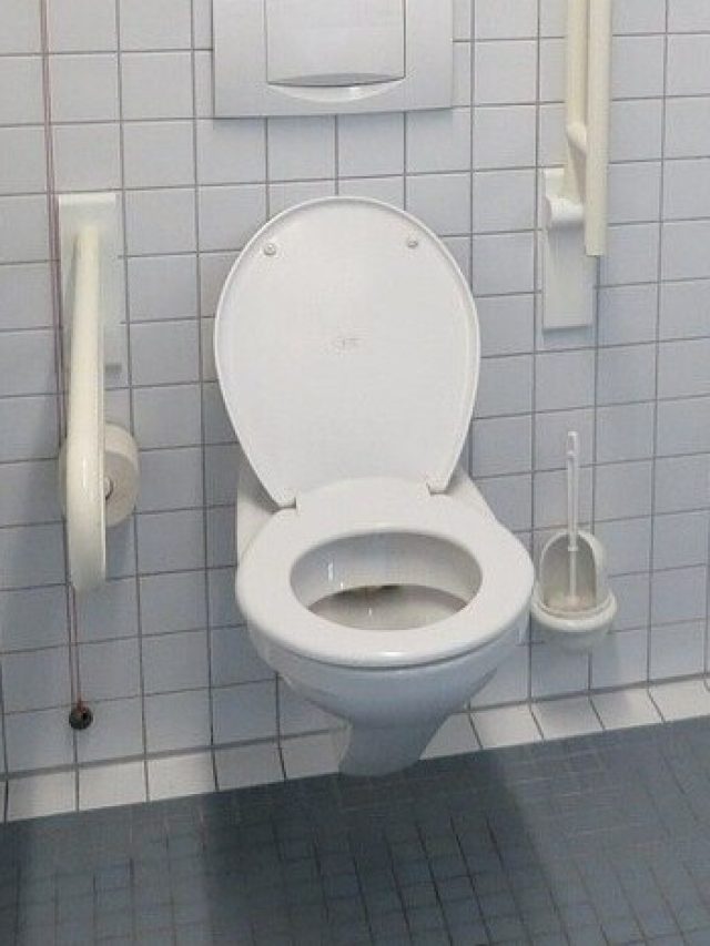 দুপুরে ঘুম চলে আসে? বাথরুমে এই কাজটি করলেই পালাবে ঘুম