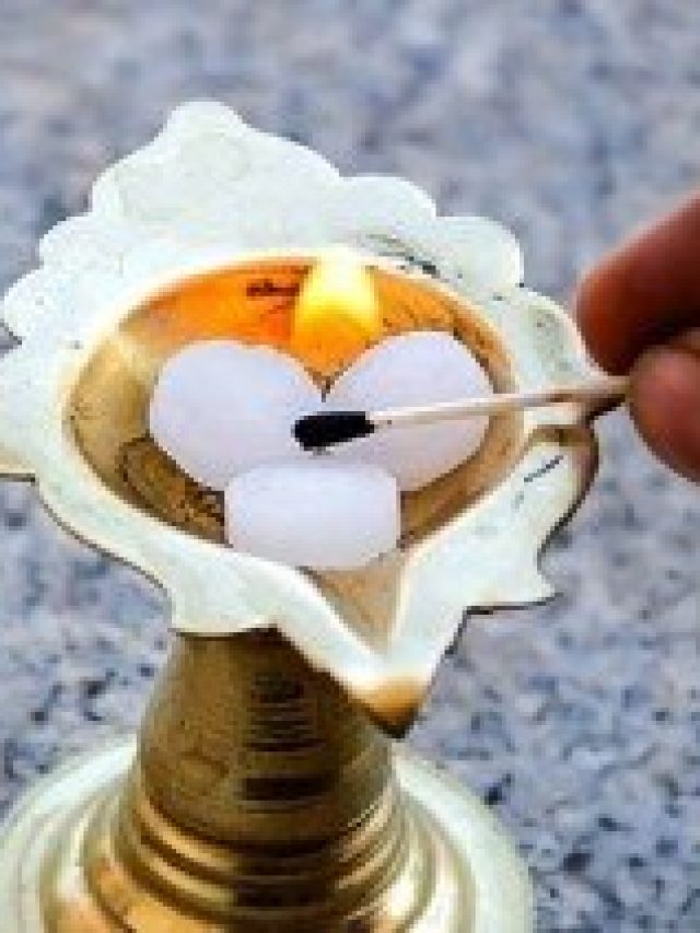 রোজ ঘরের দরজায় জ্বালান এক টুকরো কর্পূর, উপচে পড়বে সবকিছু