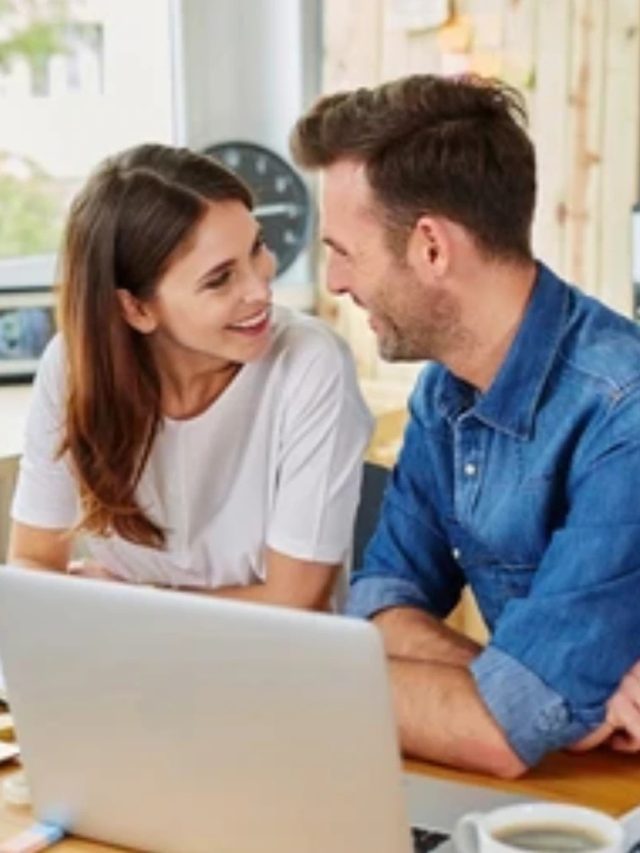 অফিসের কলিগ আপনার প্রেমে পড়েছে, কীভাবে বুঝবেন?