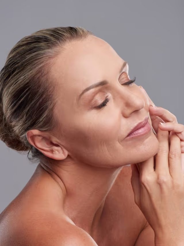 ৫০ বছর বয়সেও দেখাবেন ইয়ং, আজ থেকেই এই ৩টি জিনিস খান