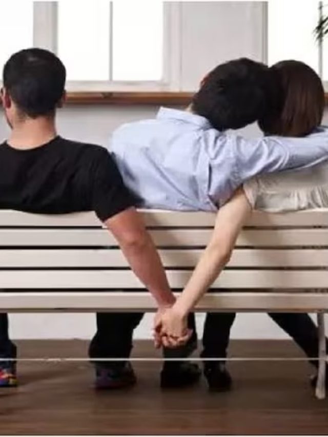 স্ত্রীর অন্য প্রেমিক আছে, এই লক্ষণ দেখলে সতর্ক হয়ে যান