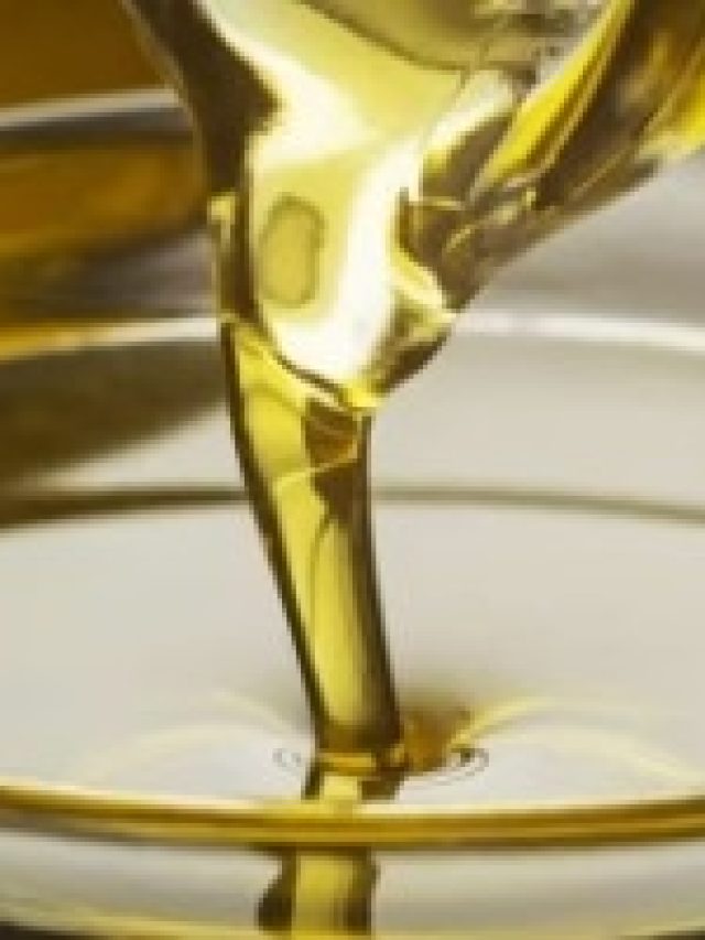 মাথায় শুধু ছেটান এই তেল, কালো চুলের চাষ হবে