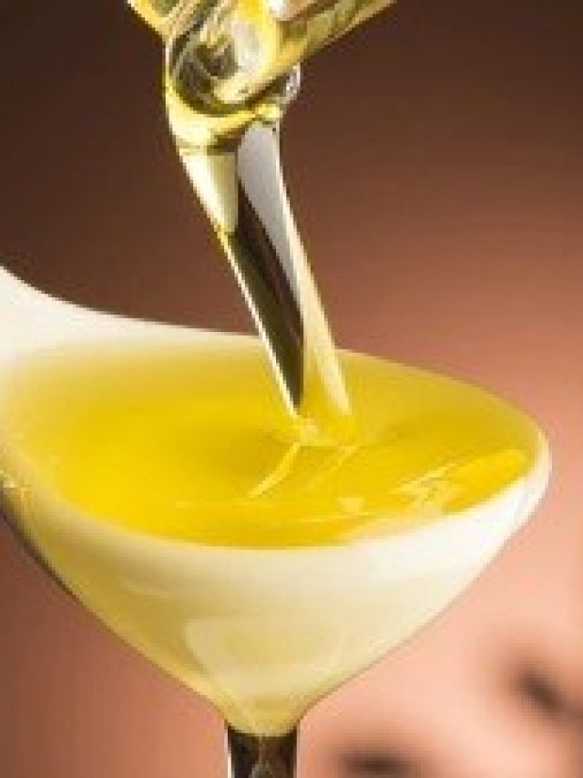 নারকেল তেলের  বোতলে ফেলুন কর্পূর, কুচকুচে কালো চুল গজাবে