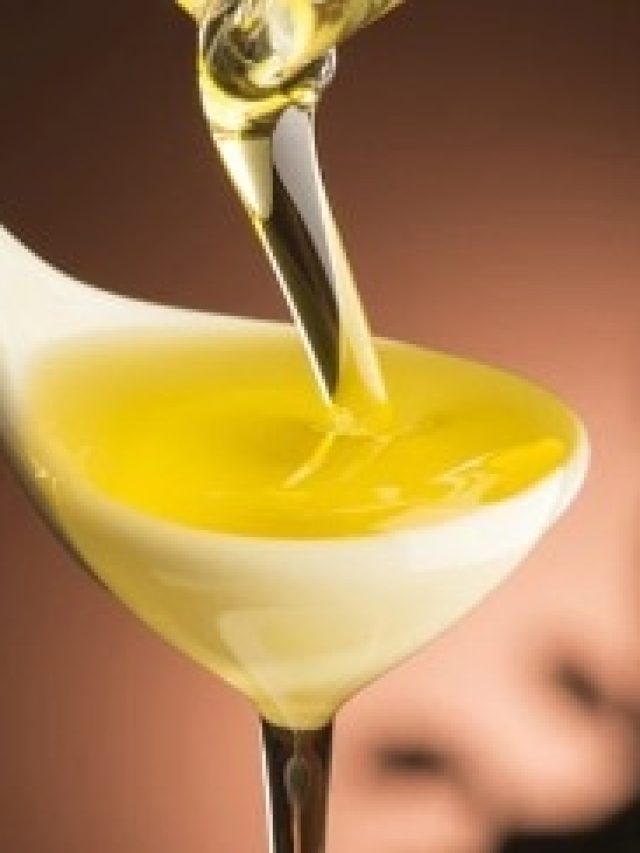 নারকেল তেলের শিশিতে ফেলুন এই মশলা,  পাকা চুল কুচকুচে কালো হবে