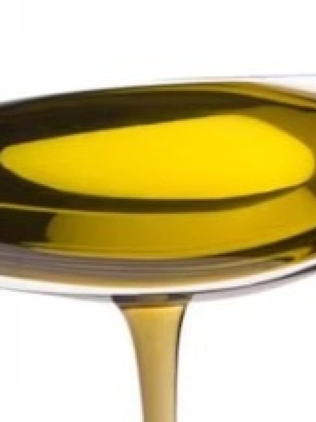 ১ ফোঁটা এই তেল মাথায় ছেটান, কালো মিশমিশে চুলের চাষ হবে মাথায়