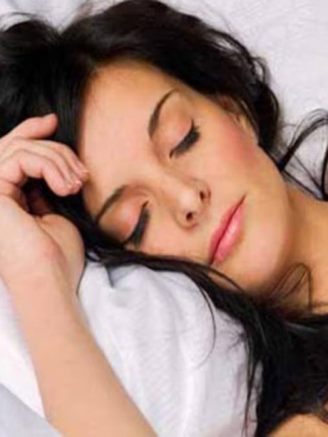 রাতে বালিশের নীচে রাখুন এই জিনিস, খেলা হবে