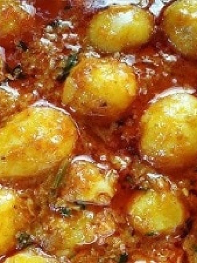 আলুর দমে মেশান এই দুই বাটা মশলা, হাত-জিভ সব চাটবেন