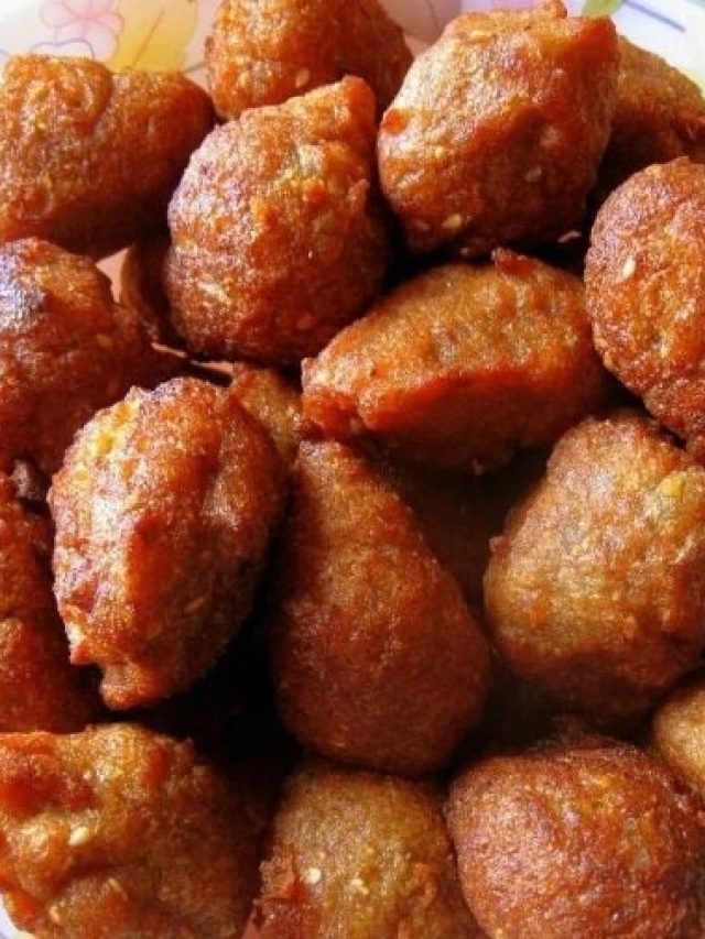 তাল শেষ হওয়ার আগে এভাবে একবার বানিয়ে দেখুন তালের ফুলুরি