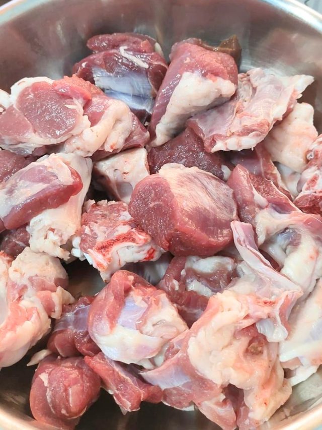 পিওর দেশি, কলকাতার এই ৯ দোকানেই সেরা খাসির মাংস মেলে