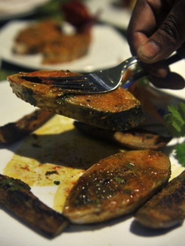 পাতে থাকুক  রেস্তোরাঁ স্টাইলে 'স্মোকড ইলিশ', কীভাবে রাঁধবেন? সহজ রেসিপি