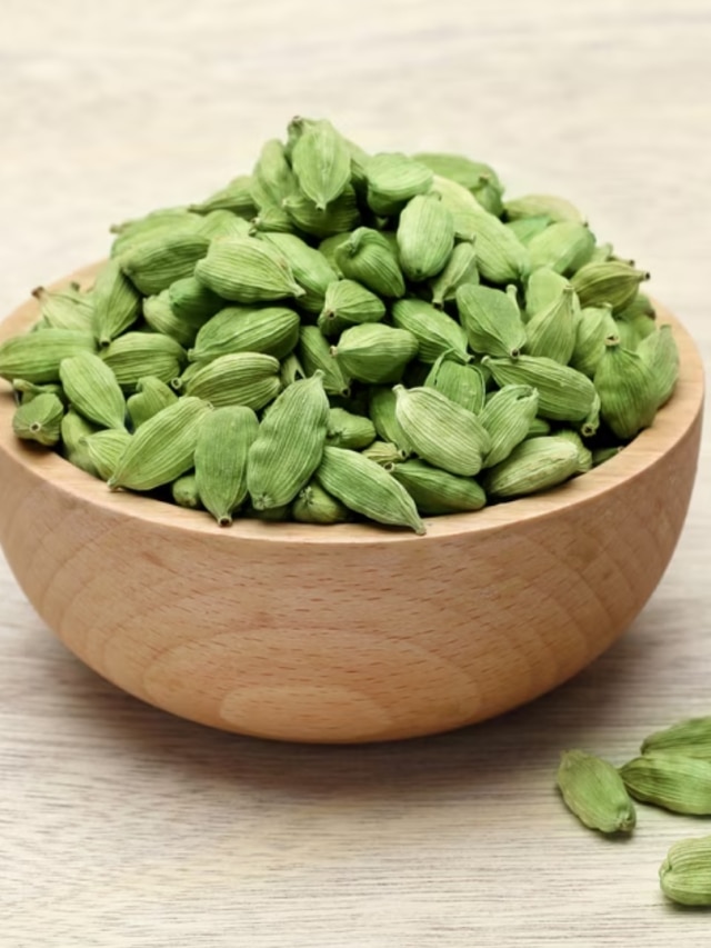 রাতে জোড়া এলাচ নিয়ে এটা করুন, ৭ দিনেই শুরু হবে সৌভাগ্যের খেলা