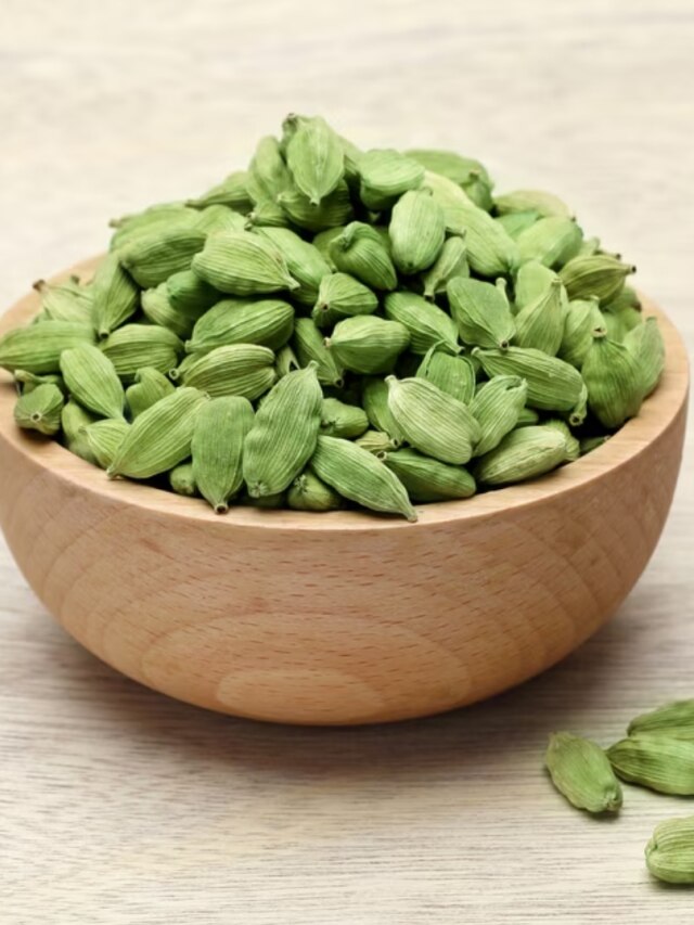 রাতে দুটো এলাচের এই ছোট্ট টোটকা করুন, সৌভাগ্য পায়ে পড়বে