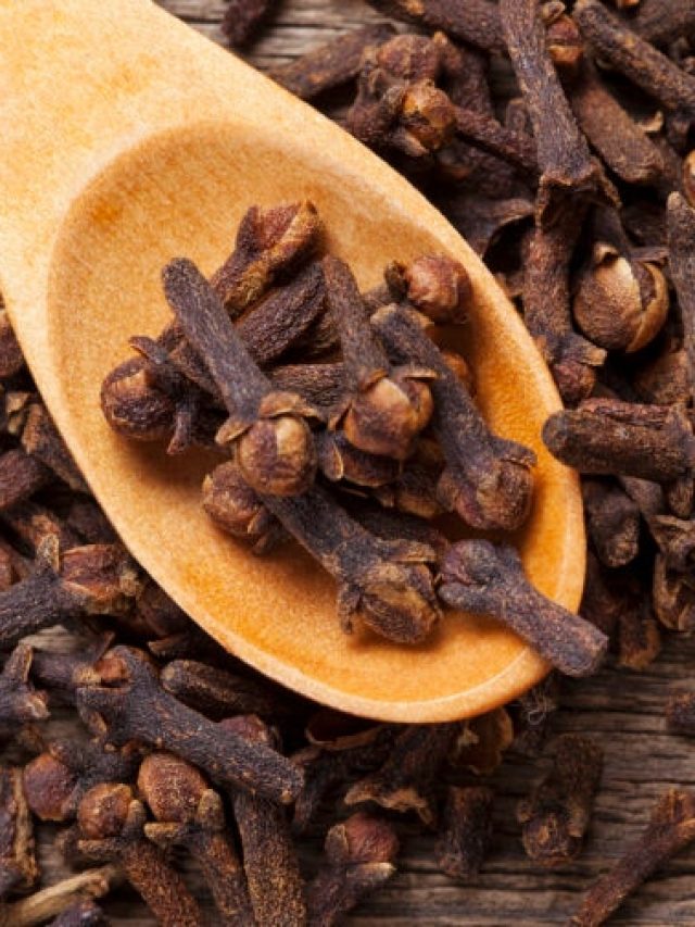 বালিশের নীচে গুণে গুণে ৭টা লবঙ্গ, টাকার গাছ গজাবে বাড়িতেই