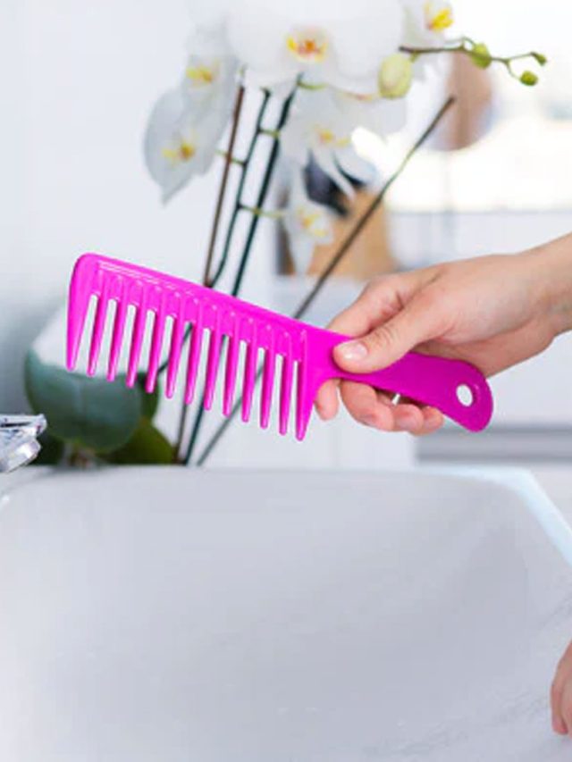 লাগবে একটা চিরুনি, ন্যাতা-মপ ছাড়াই ঘর মোছার নিনজা টেকনিক