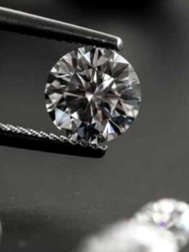 এই ৫ রাশি হিরে পরলে হিতে বিপরীত, দুর্ভোগ-অশান্তি বাড়বে জীবনে