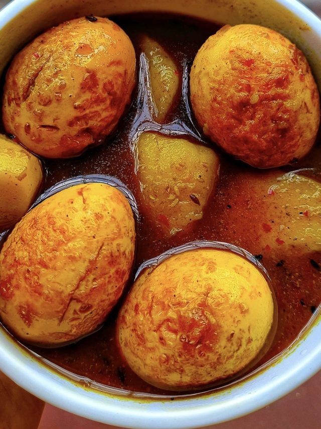 একদম সাধারণ আলু দিয়ে ডিমের ঝোল, বাঙালি বাড়িতে যেরকম হয়