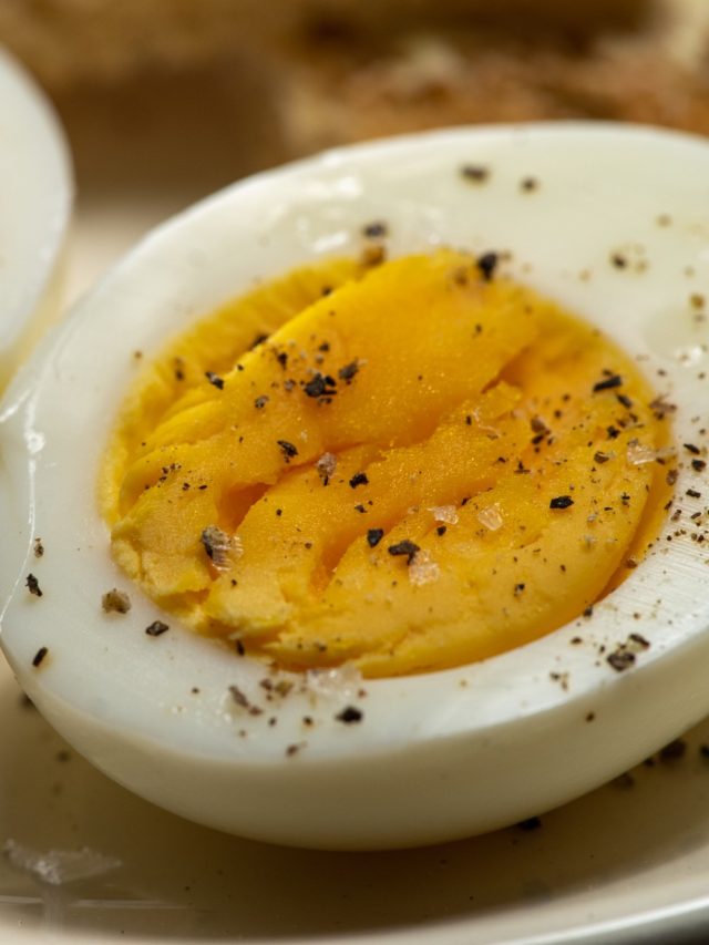 হাফ বয়েল ডিম করতে ঘড়ি ধরে এত মিনিট ফোটান, পারফেক্ট হবে