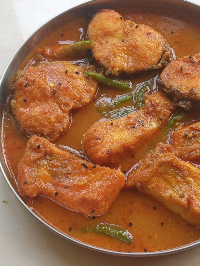 কালোজিরে-আলু টমেটো দিয়ে পাতলা মাছের ঝোল, শেষে এই পাতা দিতে ভুলবেন না