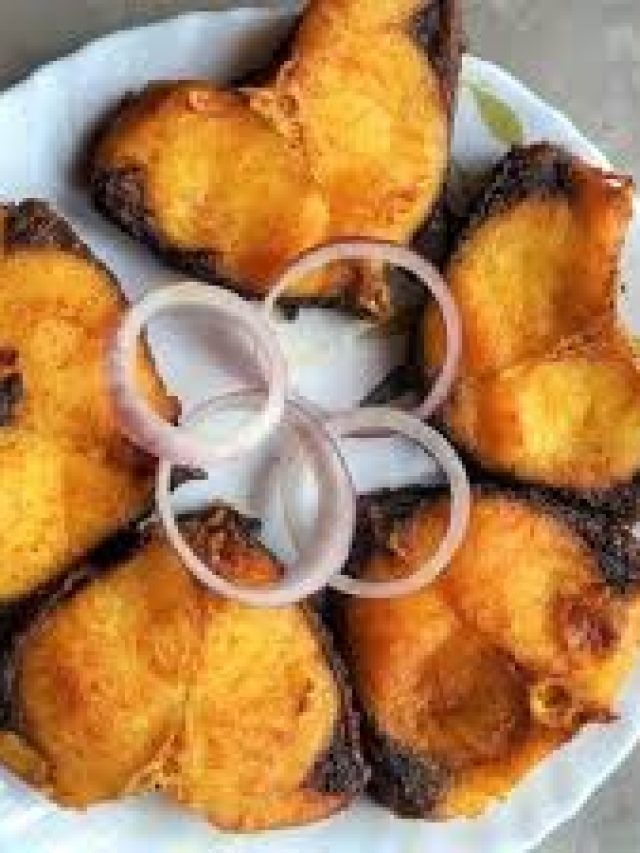 রান্নার পরও আঁশটে গন্ধ যাচ্ছে না মাছের, ভাজার আগে করুন ছোট্ট এই কাজ