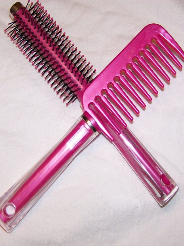 নোংরা চিরুনি একেবারে চকচক করবে! শুধু এই টিপস মেনে সাফ করুন