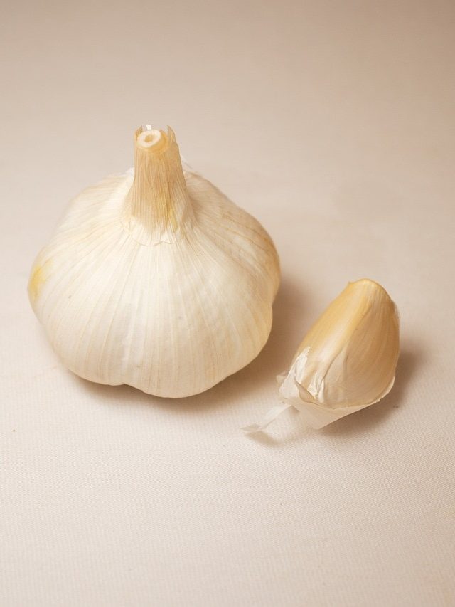 বালিশের নীচে এক কোয়া রসুন, কারণটা জানলে আপনিও রাখবেন