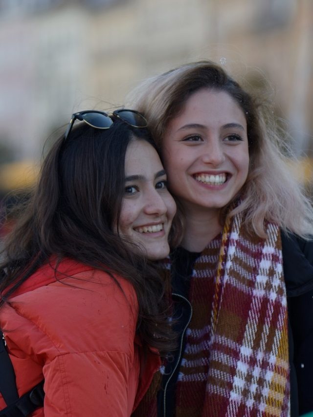 জীবনে চলার পথে এই ৬ বন্ধু থাকা খুব জরুরি, চিনে রাখুন