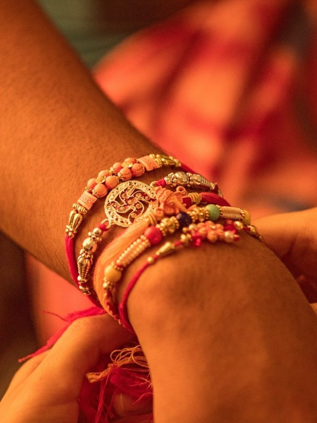 ভাইকে রাখি বাঁধার সময় কটি গিঁট  দেবেন? নইলে ফল কিন্তু অধরা!