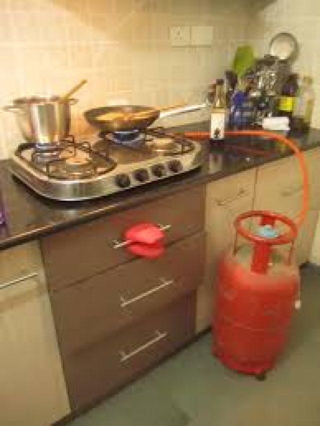 রান্নাঘরের সিলিন্ডার থেকে গ্যাস লিক হচ্ছে? সাবধানে থাকতে মানুন এই টিপস