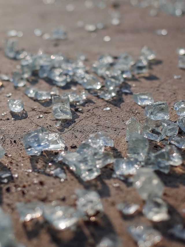 মেঝেতে কাচের জিনিস ভেঙে গেলে কীভাবে পরিষ্কার করবেন?