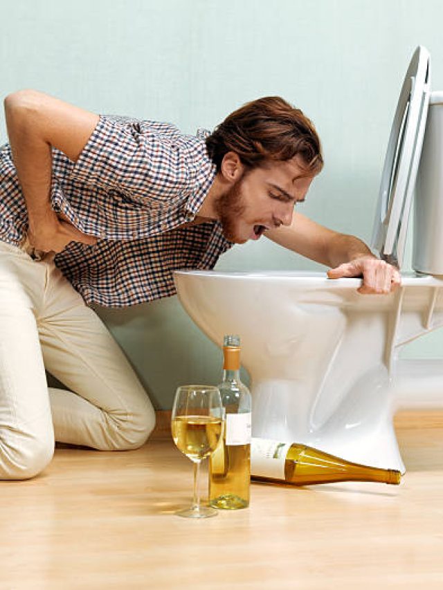 বেশি মদ খেয়ে ফেললে বমি হয়, কেন জানেন?