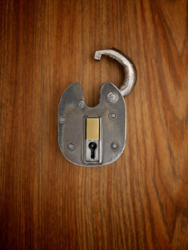 রাতে বালিশের নীচে লোহার তালা রেখে শুয়ে পড়ুন, ব্যাস! তাতেই...