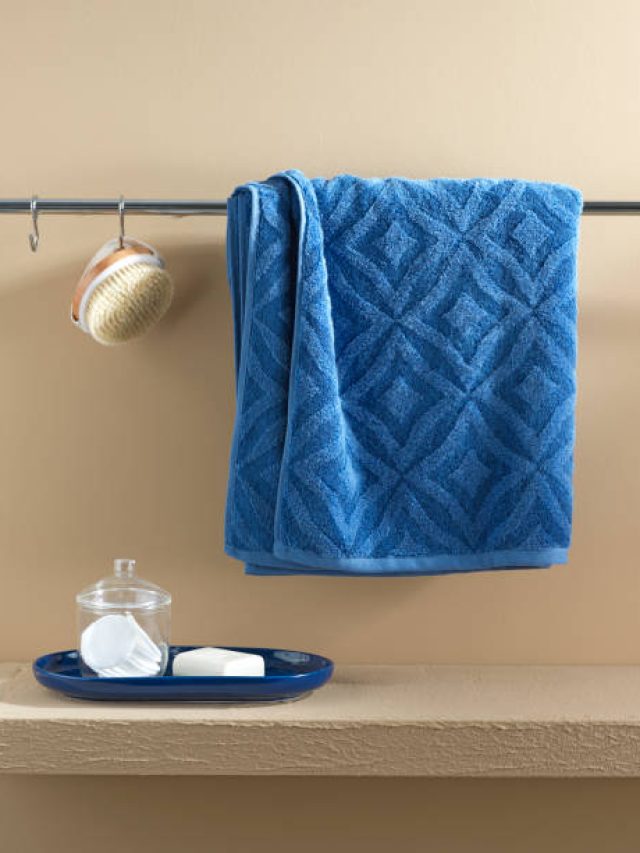 বাথরুমে ভেজা তোয়ালে রাখছেন, কী হবে জানেন?