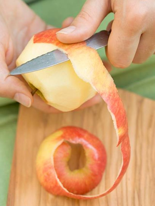 খোসা ছাড়িয়ে আপেল খাচ্ছেন, এমন করলে কী হবে জানেন?