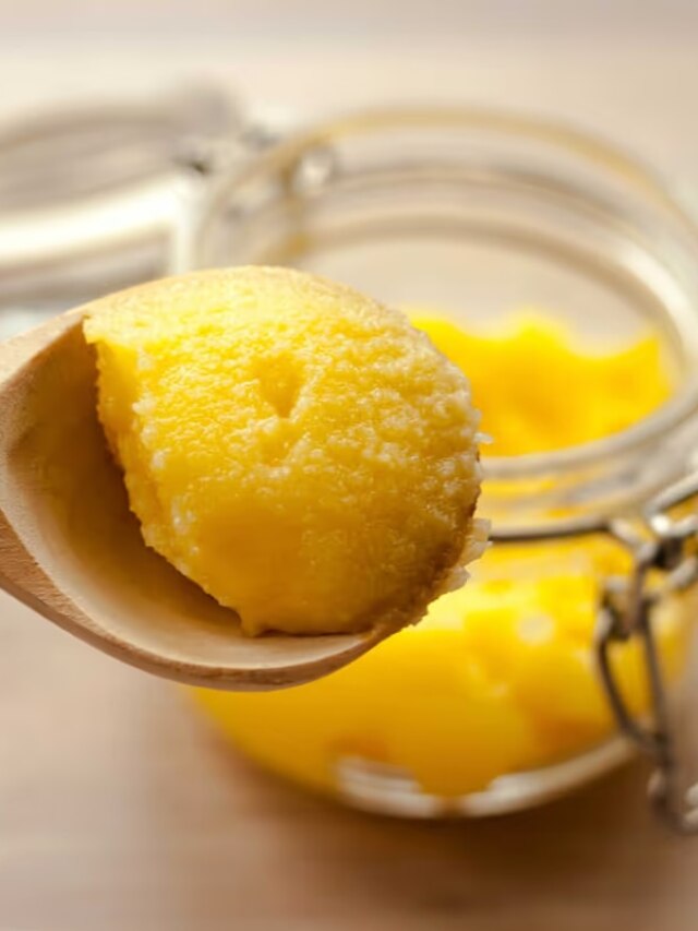 सुबह खाली पेट गुनगुने पानी में डालकर पी लें ये पीली चीज, अंदर धंसना शुरू हो जाएगा पेट!