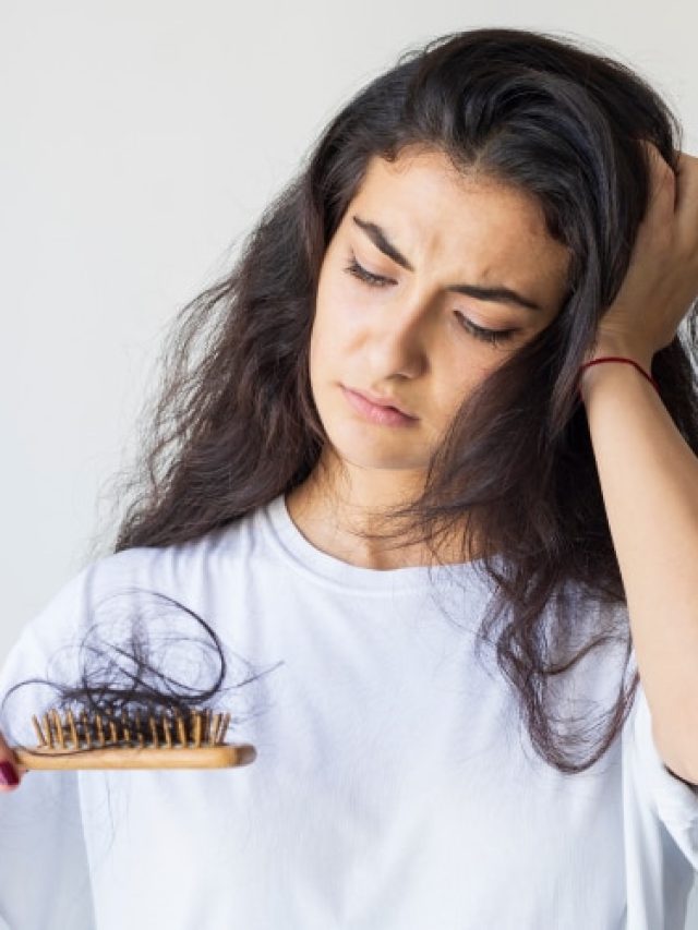 গোছা গোছা চুল পড়ছে? নারকেল তেলে আমিষ সবজি মিশিয়ে মাখুন