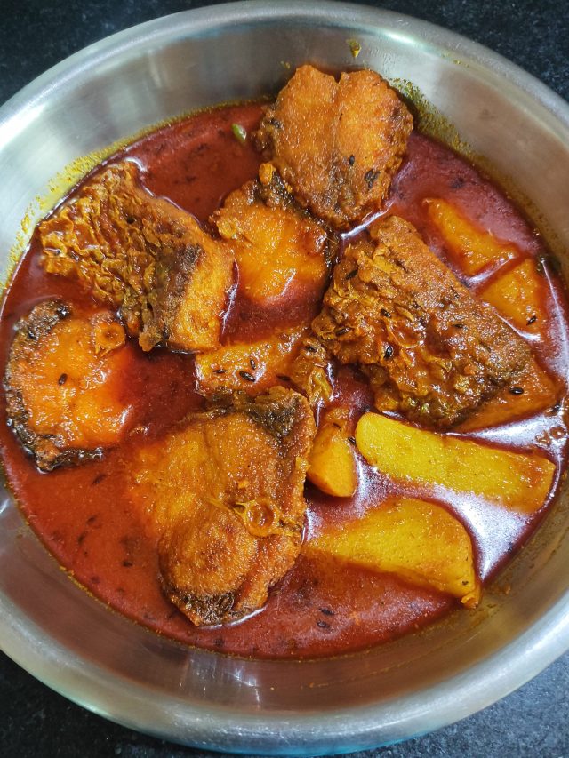 কাতলা মাছের ঝোলে দেওয়া হয় এই ফোড়ন, সাবেকী পদেই উঠবে একথালা ভাত