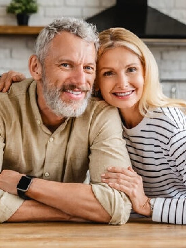 ৩৫ বছর বয়সে হঠাৎ কাউকে ভাল লাগল, মাঝ বয়সে প্রেমে পড়া আদৌও উচিত?