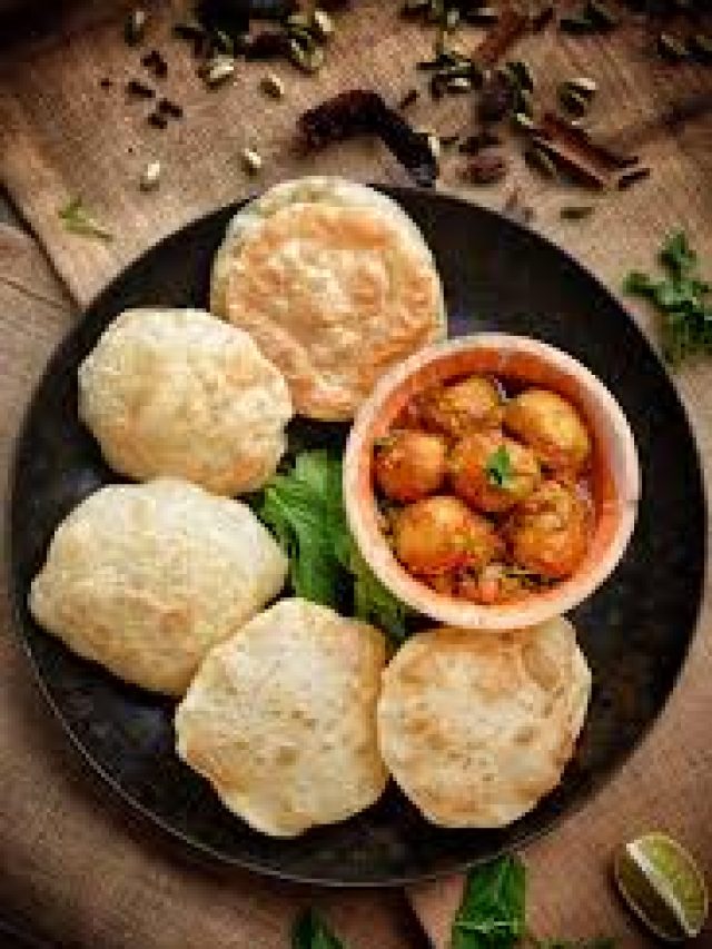 ছাঁকা তেলে আর নয়, ময়দার সঙ্গে এই কাজ করলেই লুচিতে তেল লাগবে কম