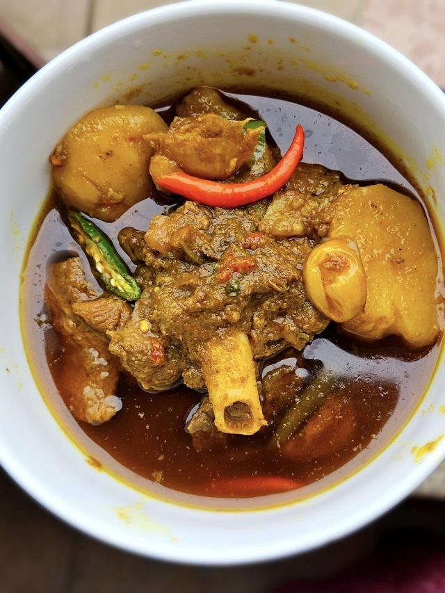 খাসির মাংসের ঠিক কটা পিস খাওয়া উচিত? গোগ্রাসে গেলার আগে জানুন